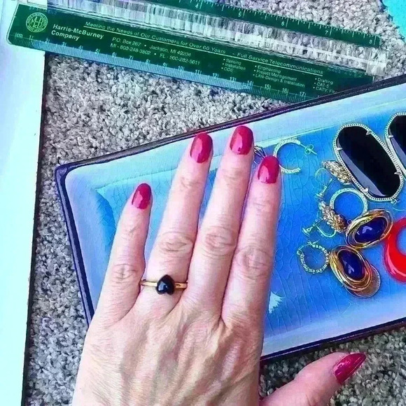 Gold tone black heart ring size4 to  5 adjustable - Picture 6 of 17